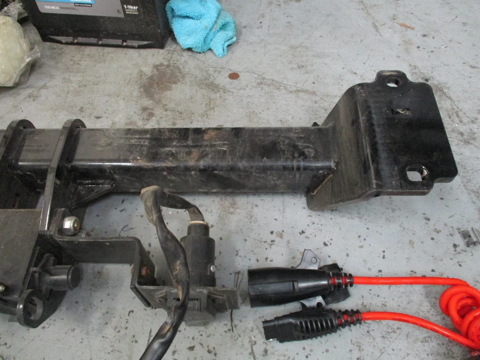 Kit de enganche oculto BMW X3 11-17 con kit de remolque y accesorios CURT de remolque Foto 3 de 4