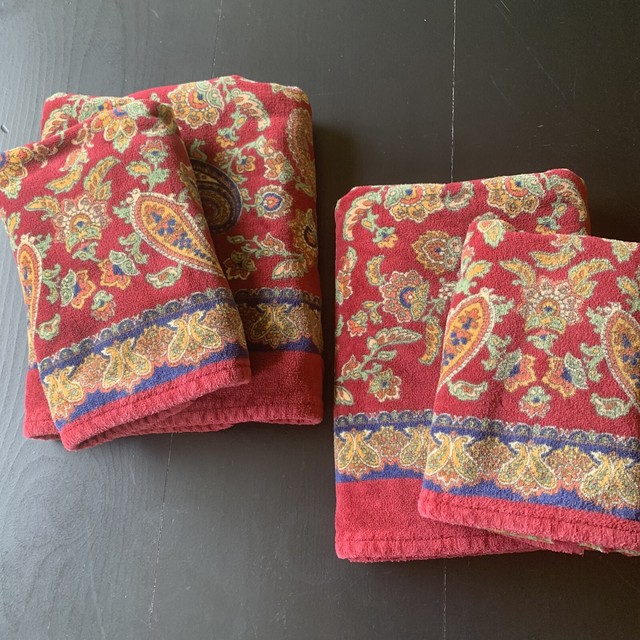 The Royal Company by Karsten 2 Sets Bath & Hand Towels Red Navy Paisley
