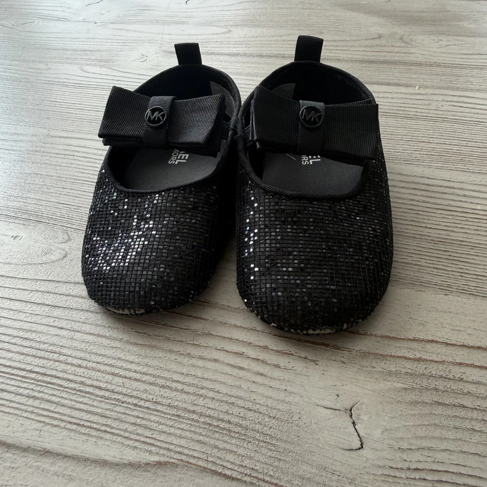 Zapato de vacaciones Michael Kors infantil ballet plano bebé negro brillante talla 4 suela suave Foto 3 de 4