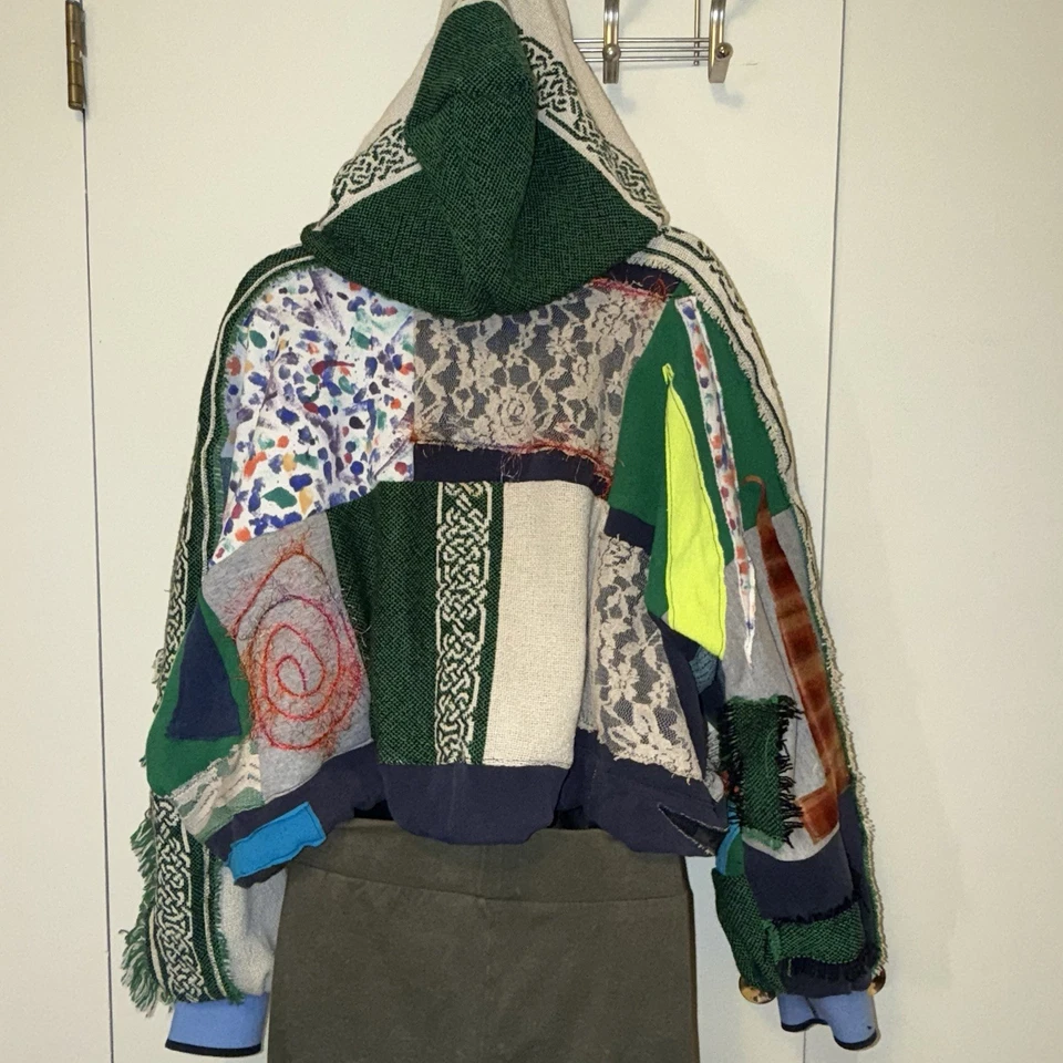 Sudadera con Capucha Reciclada Patchwork Flecos Cortos Celta Cero Residuo Hecha a Mano S-2X Foto 2 de 4