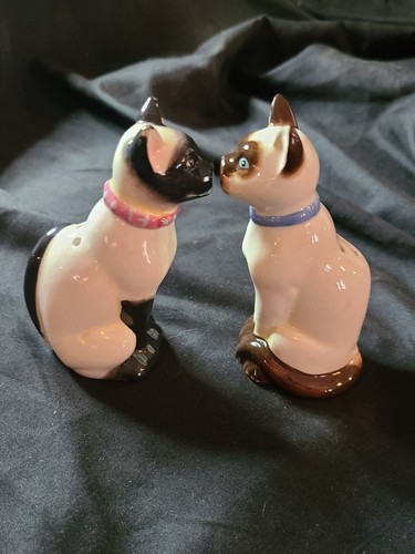 Porcelain Kissing Siamese Cat Salt & Pepper Shakers 