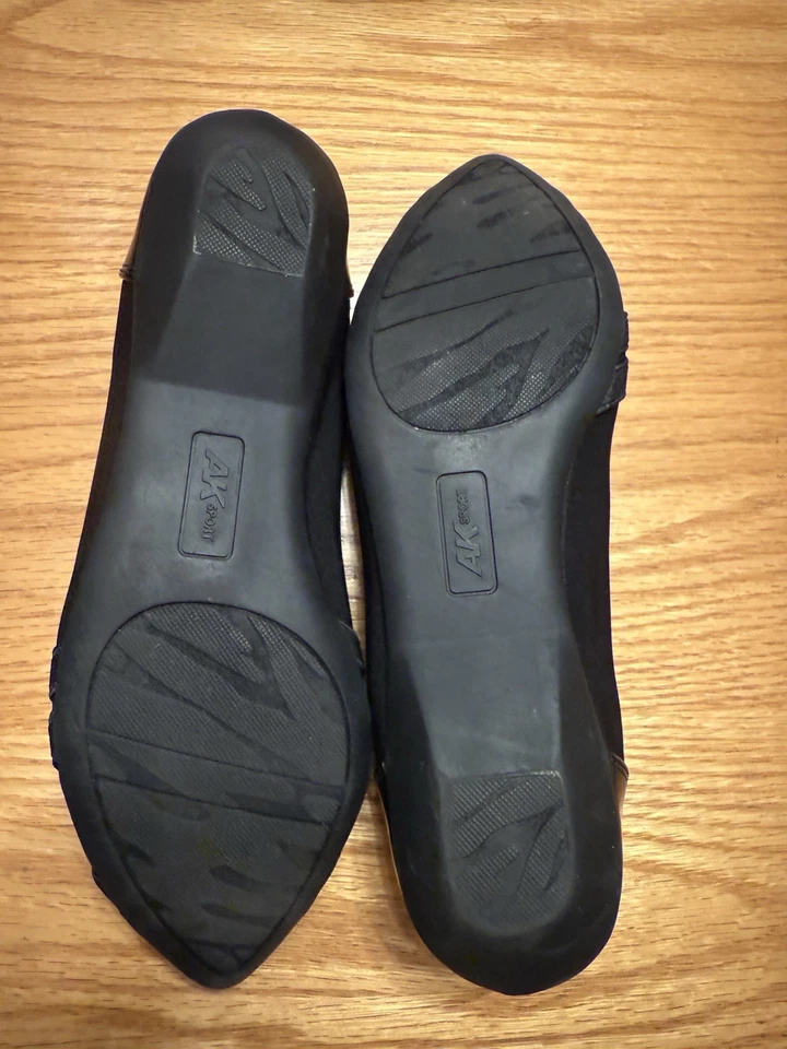 ANNE KLEIN WOMEN’S SPORTS BLACK FABRIC AND PATENT LEATHER SIZE 8 SLIGHTLY USED - Image 2 of 4