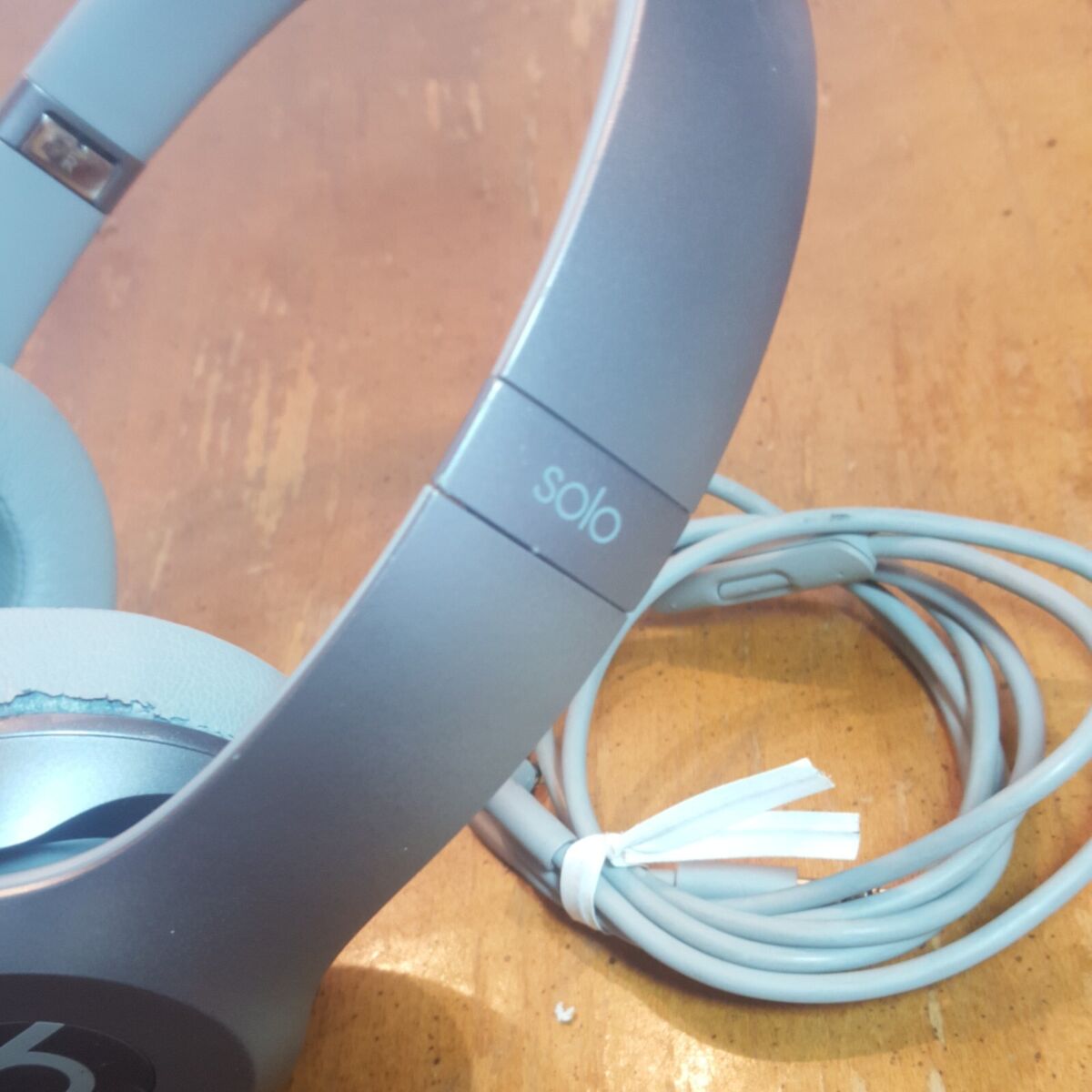 Beats by Dr. Dre Solo 2 B0518 Wired Headband Headphones Gray Beats by Dr. Dre Solo 2 B0518 Wired Headband Headphones Gray