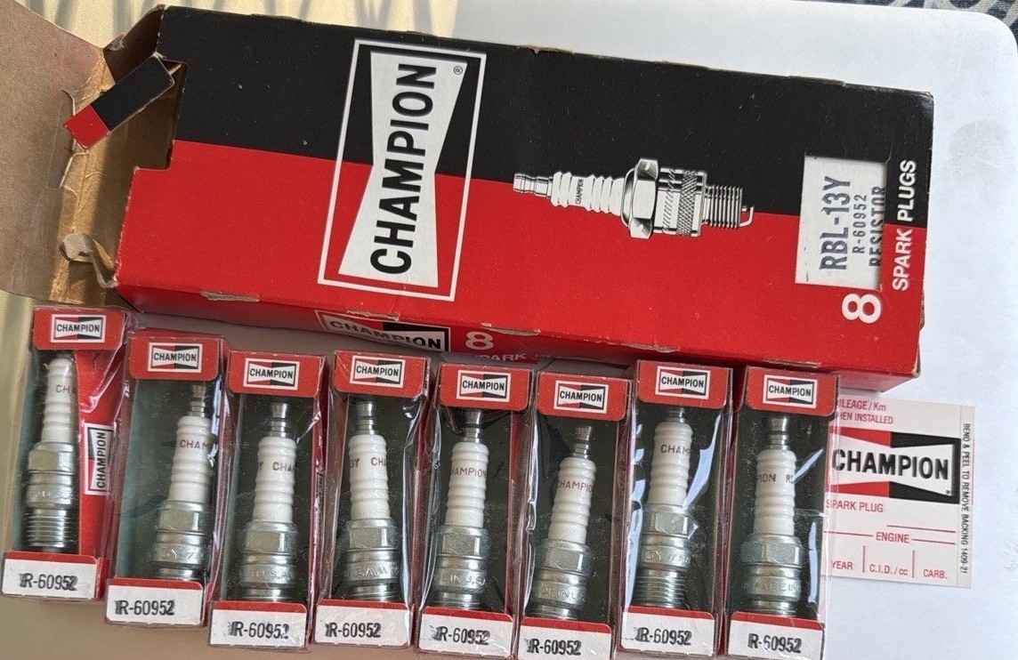 Vintage Champion RBL-13Y Spark Plugs  Set of 8 R-60952