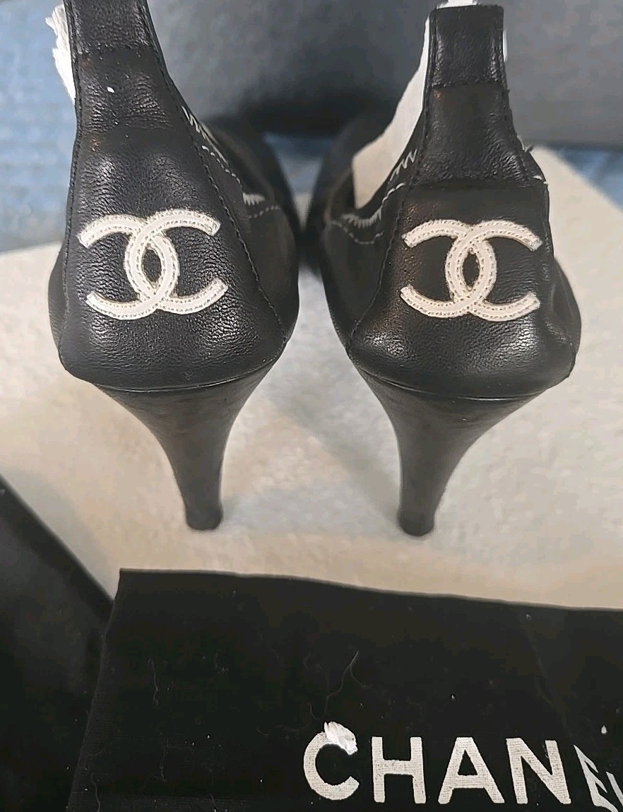 Authentic Chanel Leather Escarpin Cap Toe Pumps CC Logo Size 37.5 Black White thumbnail 22