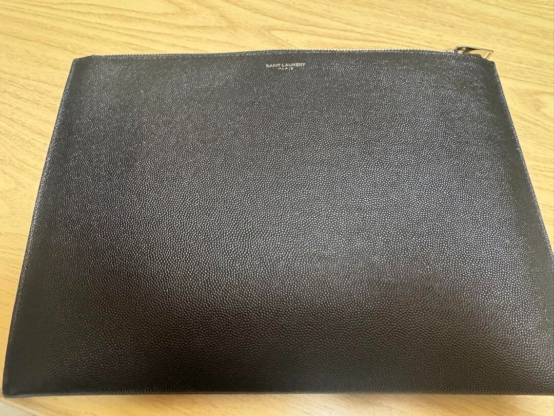 Pochette Saint Laurent pelle caviale zip manica tablet nera uomo articoli moda