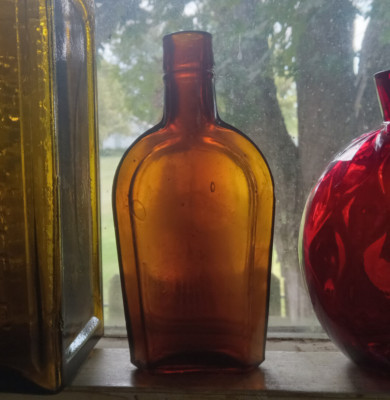 AMBER 5 3/4''MINI COFFIN SHOO FLY WHISKEY FLASK PANELED KNIFE EDGE HAND BLOWN