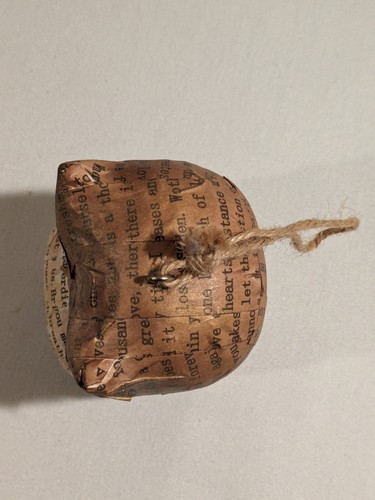 Adorno hecho a mano papel maché búho marrón tostado blanco libro percha de texto con cuerda - Imagen 5 de 6