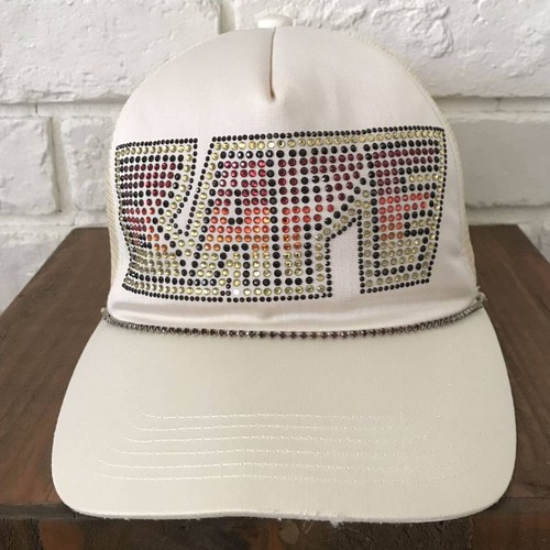 A BATHING APE KISS LOGO スワロフスキーメッシュキャップ
