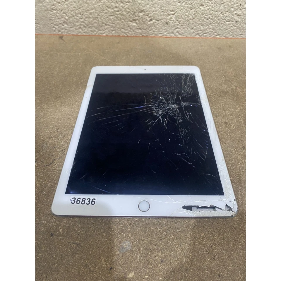 Apple iPad Air 2 A1567 Tablet Silver Wi-Fi 9.7" IPS LCD Display 8MP (2GB+16GB) - Image 2 of 4