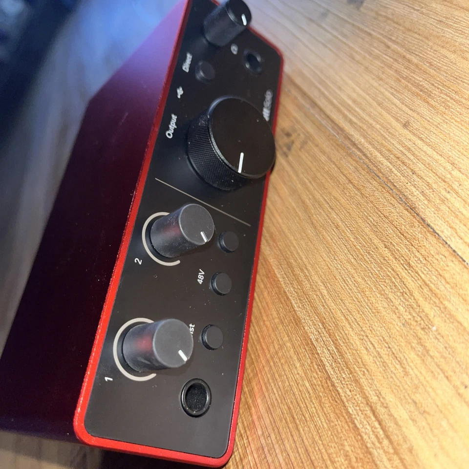 Focusrite Scarlett Solo 4ta Generación Interfaz de Audio USB - Rojo Foto 3 de 3