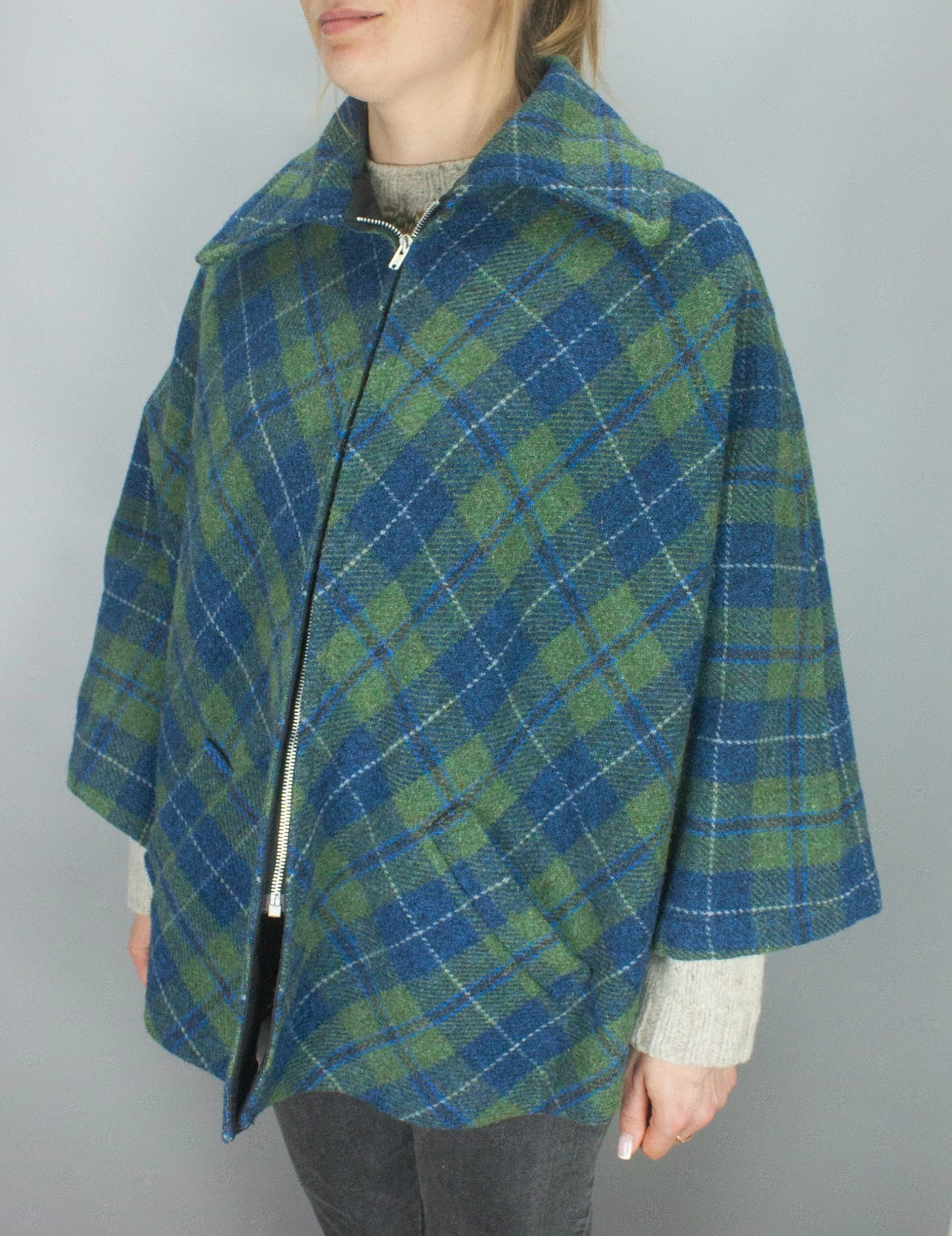 Harris Tweed Womens M Cape Poncho Blue Green Tartan 100% Wool Scottish Heritage
Opens in a new windo