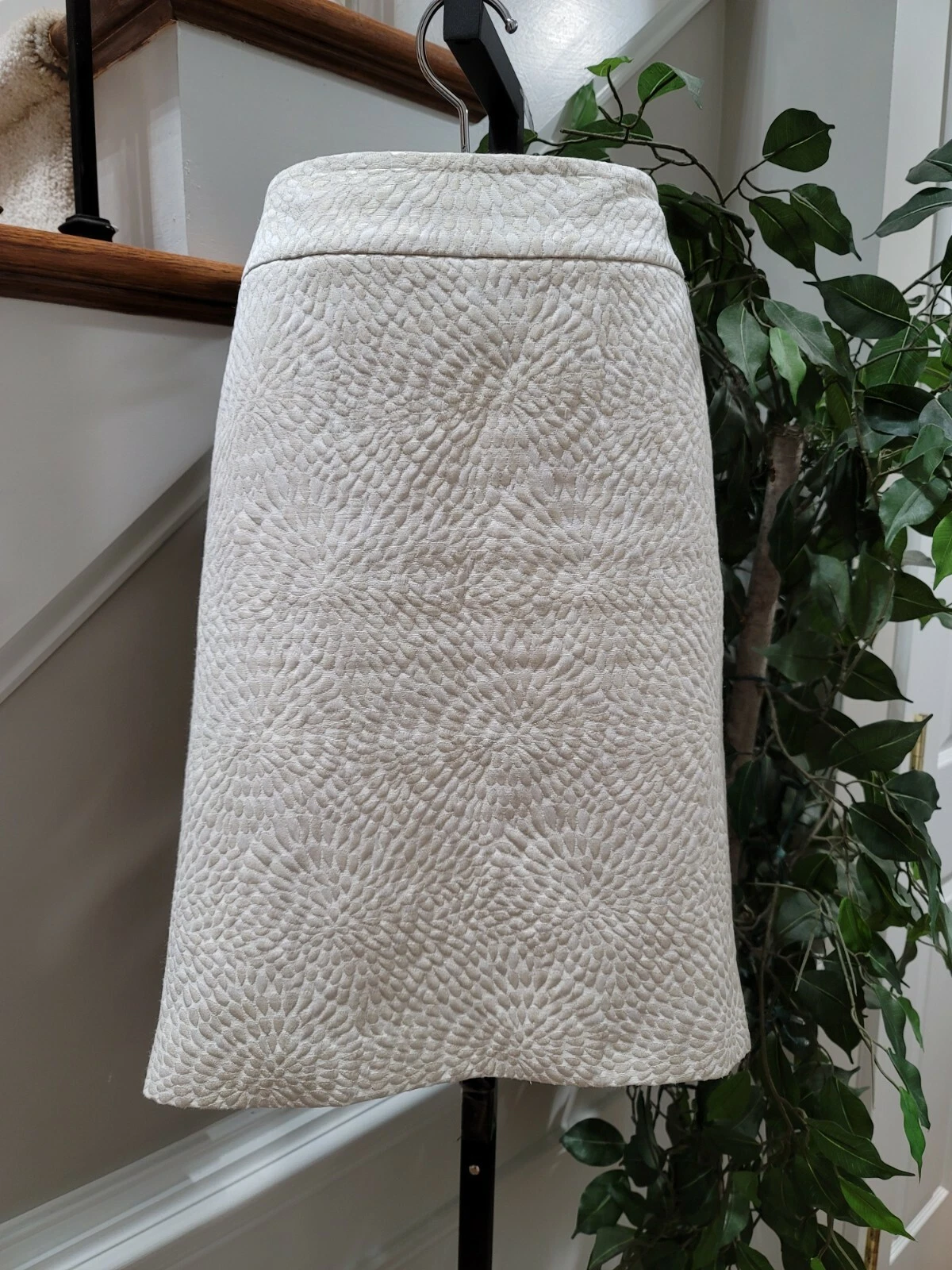 Ann Taylor Loft Women's White Cotton, Polyester Knee Length Straight Skirt 6