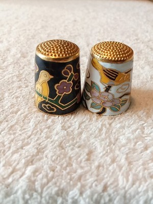 Cloisonne Fingerhut mit Yellow Bird & Flowers And Blue Bird & Flowers, Nähwürfel