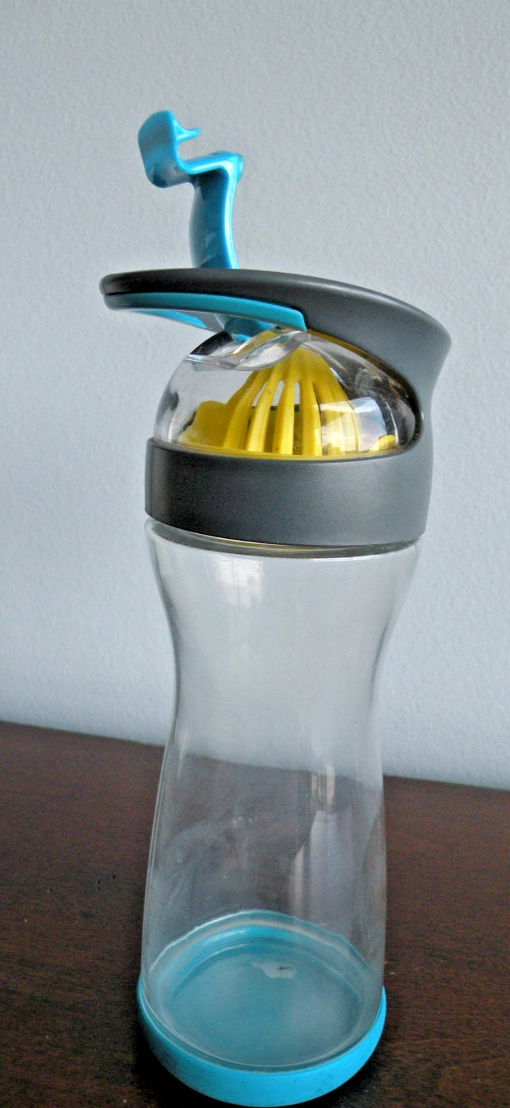 Glass Manual Juicer Citrus Squeezer On the Go Water Bottle 20oz by Full Circle P