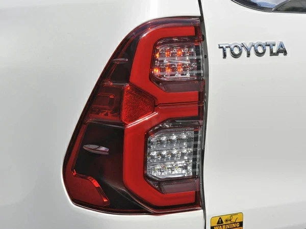 Toyota Hilux GUN125 Negro Edición Rally GR SPORT Septiembre 2017- Luces traseras LED completas Foto 4 de 4
