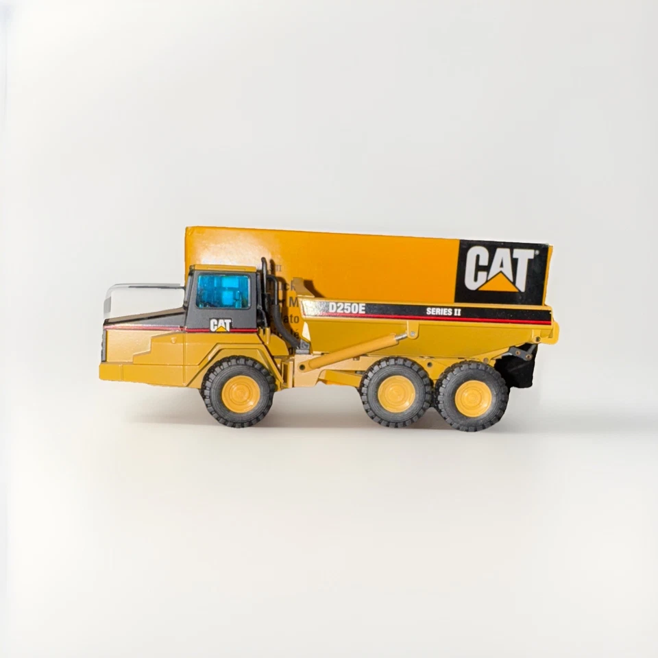 Camión de volteo articulado Caterpillar Cat D250E - NZG modelo a escala 1:50 #413 nuevo Foto 3 de 4