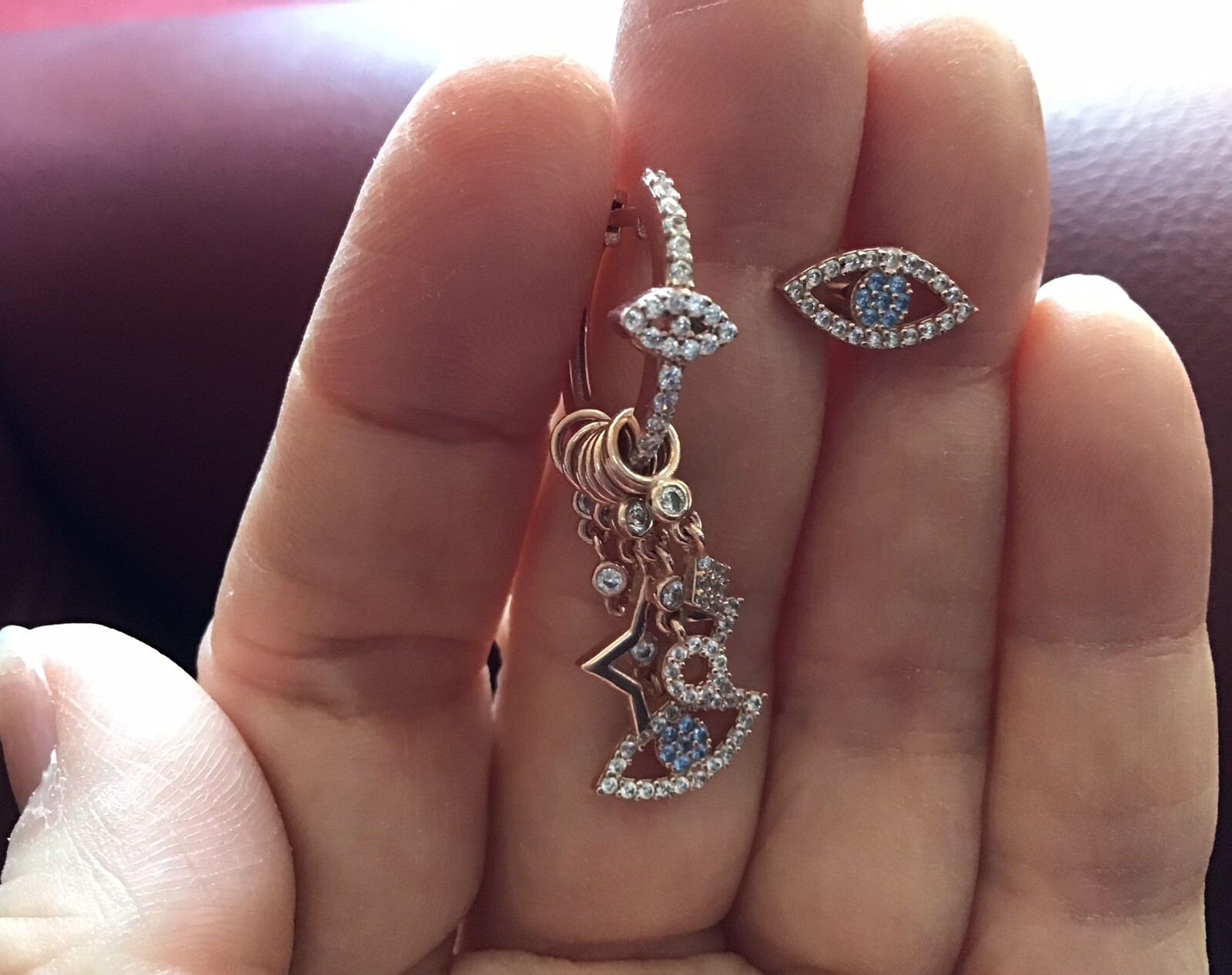 Boucles d'oreilles asymétriques MIU argent or rose contre les looks trop classiques
