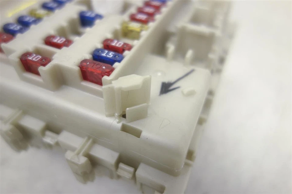 Блок распределительной коробки предохранителей салона Infiniti I30 2000-2001 годов выпуска *сколотая вилка* - Изображение 3 из 4