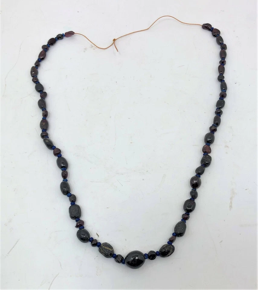 Collar de vidrio y granate sasánida/islámico de Oriente Medio siglos VI-XII Foto 2 de 4