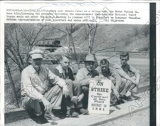 1959 Vicco KY Picketing Coal Miners on Bridge Near Kodak Mining Co