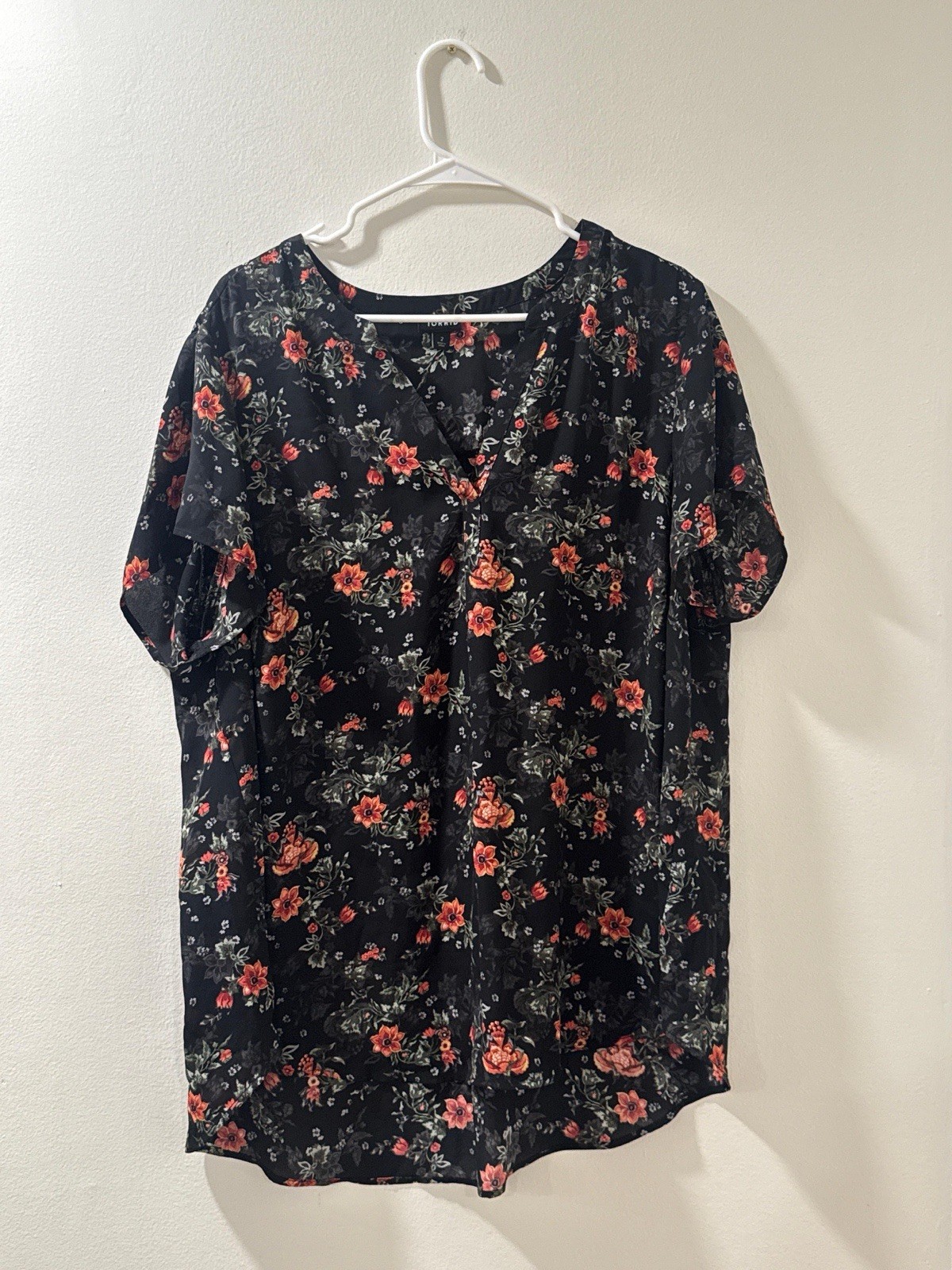Torrid Size2 Black Top Blouse  Floral Roses Tiered Short Sleeves