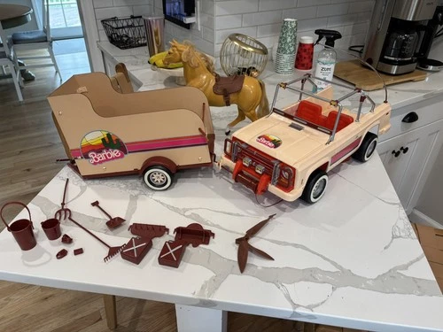 VINTAGE WESTERN BARBIE SET 1973 JEEP & TRAILER,  Vintage USA Toy W/ Accessories