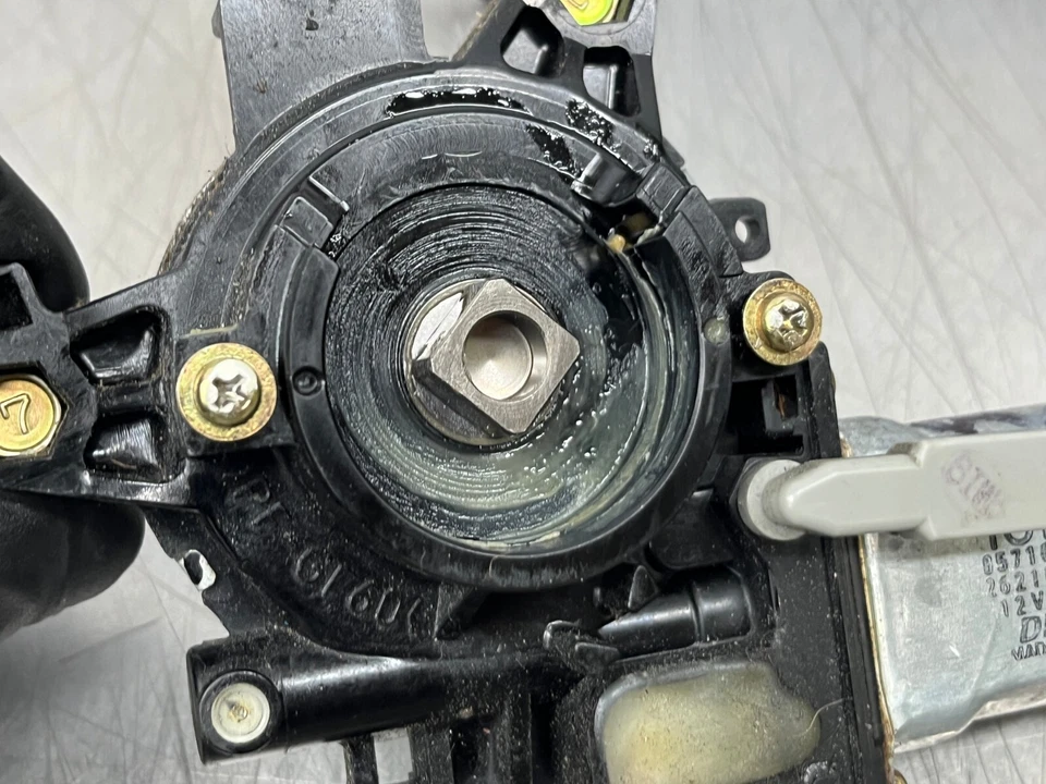 Motor de ventana de cuarto trasero Lexus SC430 2003 - conductor izquierdo - 85719-24050 - 92 k Foto 4 de 4