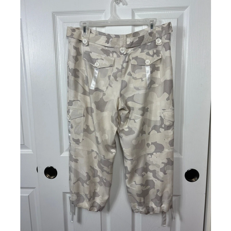 Calça Capri Feminina White House Black Market Seda Camuflagem Carga Tamanho 6 Cinza/Creme - Imagem 3 de 4