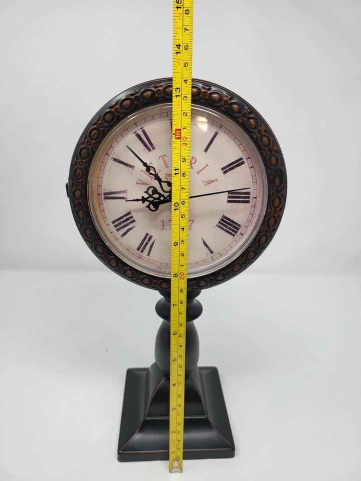 "Reloj de escritorio ferroviario Victoria Station 1747 doble cara - funcionando, 13,5"" de alto" Foto 2 de 4