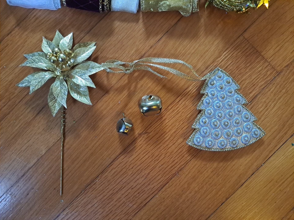 Mixed Lot Vintage Rolls Holiday Christmas Ribbons, Wired, Velvet, Satin, Curling - Image 4 of 4