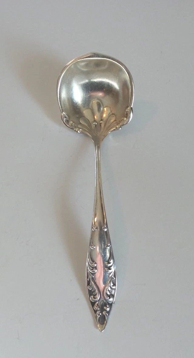 BEAUTIFUL ANTIQUE TOWLE "ESSEX" STERLING SILVER SAUCE LADLE, 20 grams