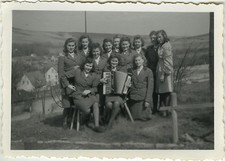PHOTO ANCIENNE - VINTAGE SNAPSHOT - GROUPE FEMME MUSIQUE MUSICIEN ACCORDÉON MODE