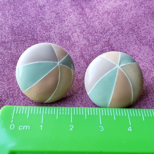 Pendientes perforados vintage de bola de playa esmaltada sello floral retro E1 - Imagen 9 de 11