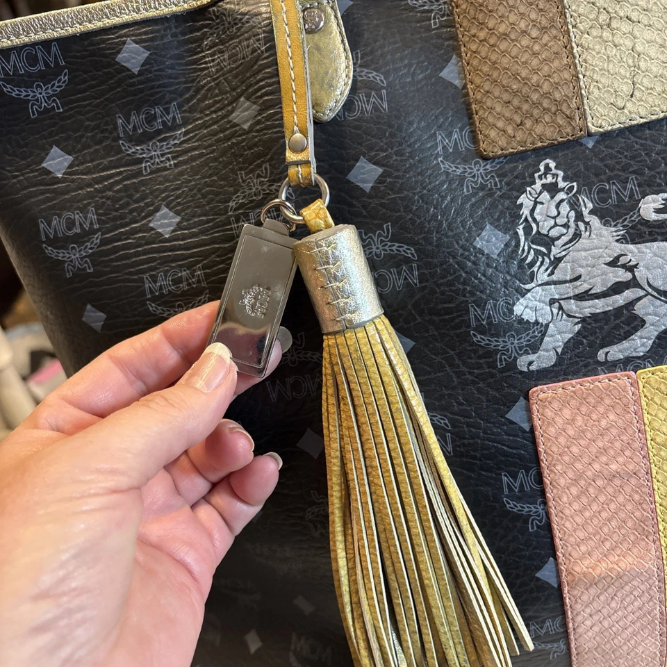 MCM Visetos striped Munich Lion Tote Bag is lion princess edition Luxury Bag - Image 3 of 4