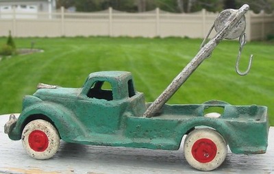 Vintage Cast Iron Wrecker Truck w/ Detachable Tow Bar Metal Wheels Unmarked Old