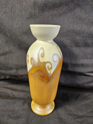 ANTIQUE QUEZAL GOLD IRIDESCENT Pulled Feather ART GLASS  VASE TIFFANY Loetz Era