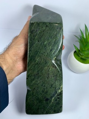 3,07 kg Nephrit Jade poliert dunkelgrün echter Freeform Kristall