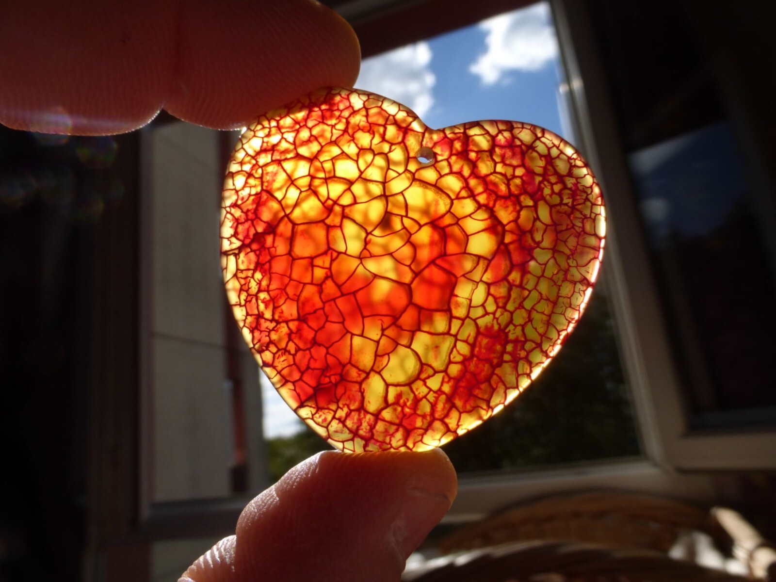 Pendentif coeur en agate rose et jaune, le cadeau romantique idéal en pierre naturelle