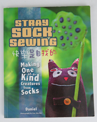 STRAY SOCK SEWING & KNITWIT Craft Book Lot - Make Unique creatures - Sewing Knit - Foto 2 di 17
