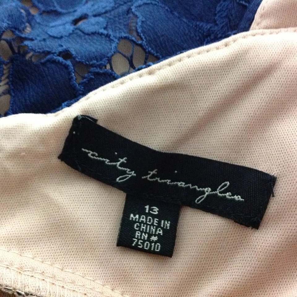 City Triangles F5 女式连衣裙蕾丝覆盖短吊带领海军蓝 M/L 码 — 第 4/4 张图片