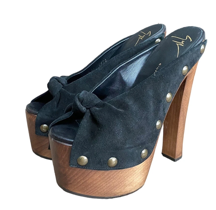 Zuecos de plataforma GIUSEPPE ZANOTTI de gamuza negra con nudo de madera con tachuelas, talla 38 Foto 2 de 4