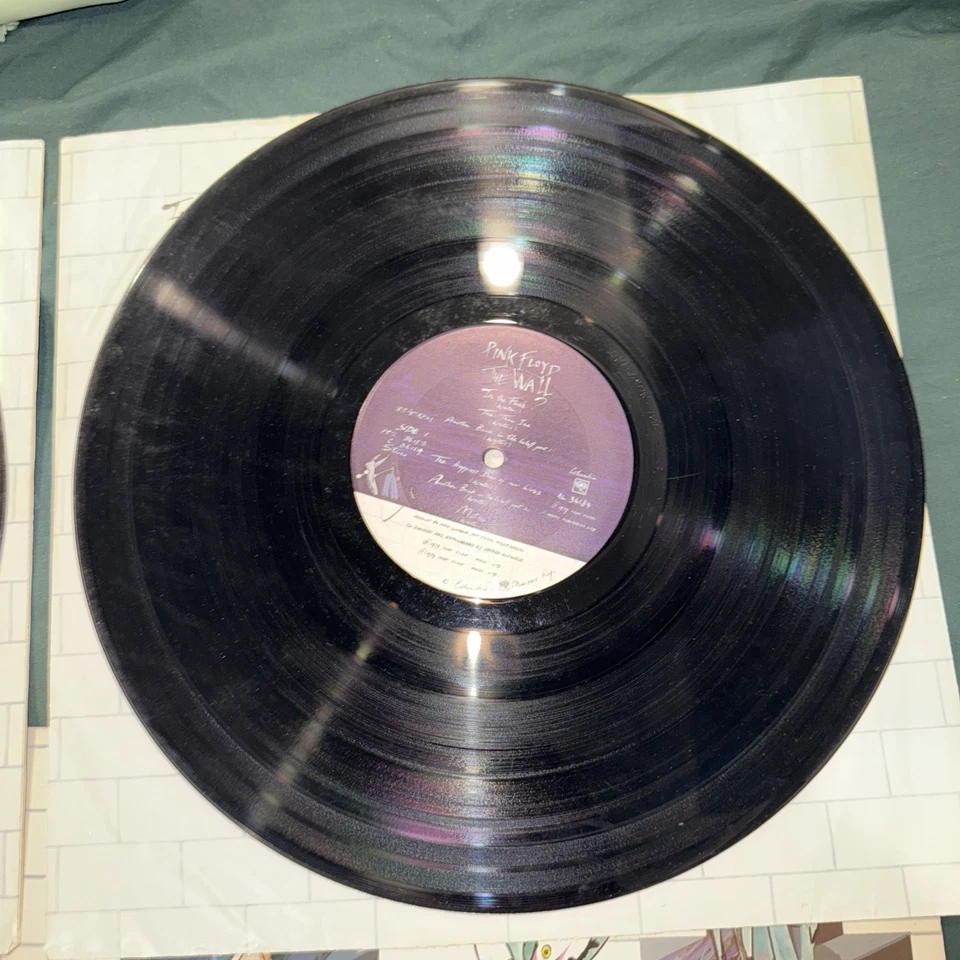Pink Floyd The Wall Original 1979 1st US Pressing Columbia Complete W/Sleeves. - Image 4 of 4