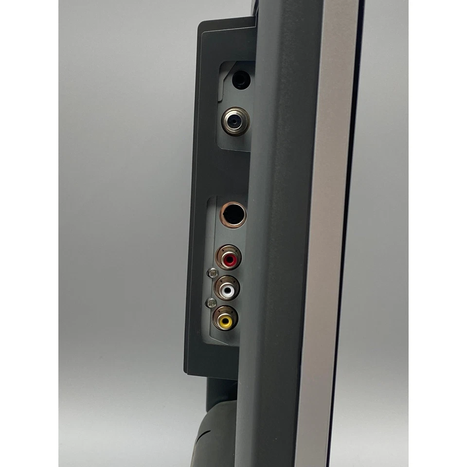 Philips 15PF5120/28 15 Inch Flat Screen HD TV / Monitor With Adapter And Remote - Image 4 of 4