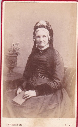 VICT. C.D.V. FOTO - SITZENDE ÄLTERE DAME. MOTORHAUBE MIT BÄNDERN.WATSON,BURY