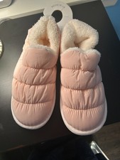 Faceplant Dreams Puffer Slippers Size 7/8 Medium PINK Cozy Plush Indoor Shoes