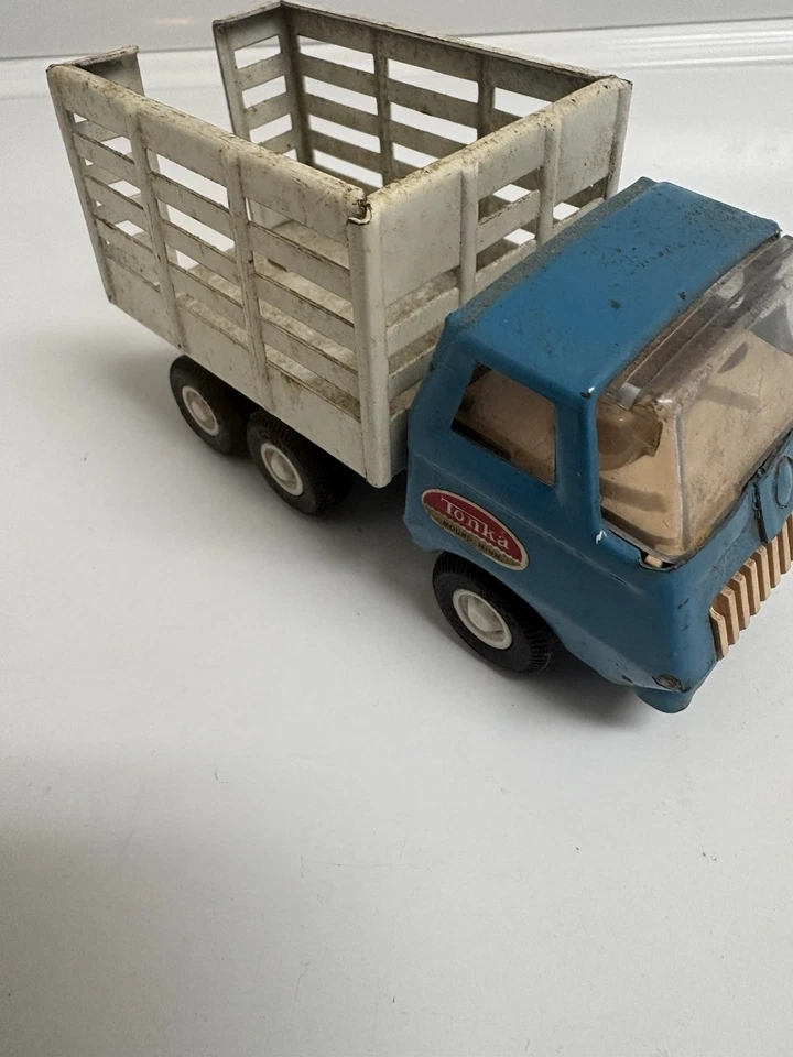 Camión de estacas de juguete Tonka vintage de los años 60 - acero prensado azul y blanco - granja de 6 ruedas Foto 3 de 4