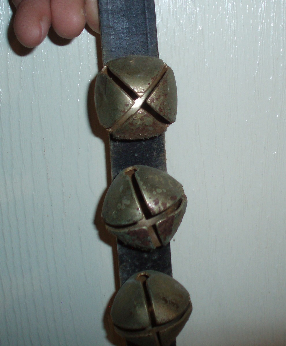 VINTAGE LEATHER BRASS HORSE SLEIGH BELLS CHRISTMAS JINGLE BELLS HOLIDAY DECOR