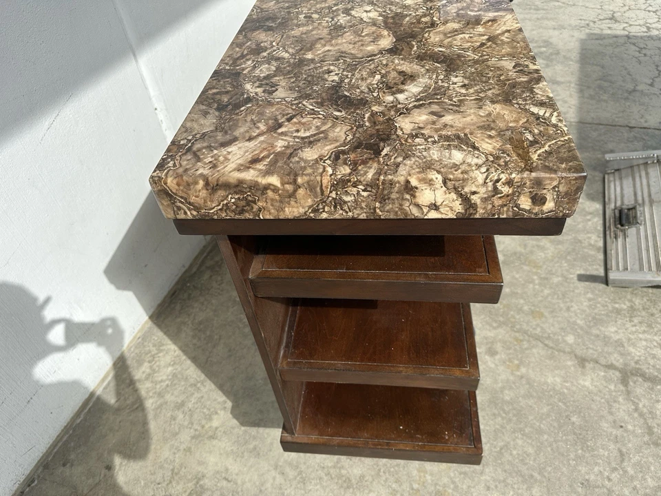 Suporte de TV/console de mídia com tampo laminado de mármore falso e prateleiras de madeira. - Imagem 4 de 4