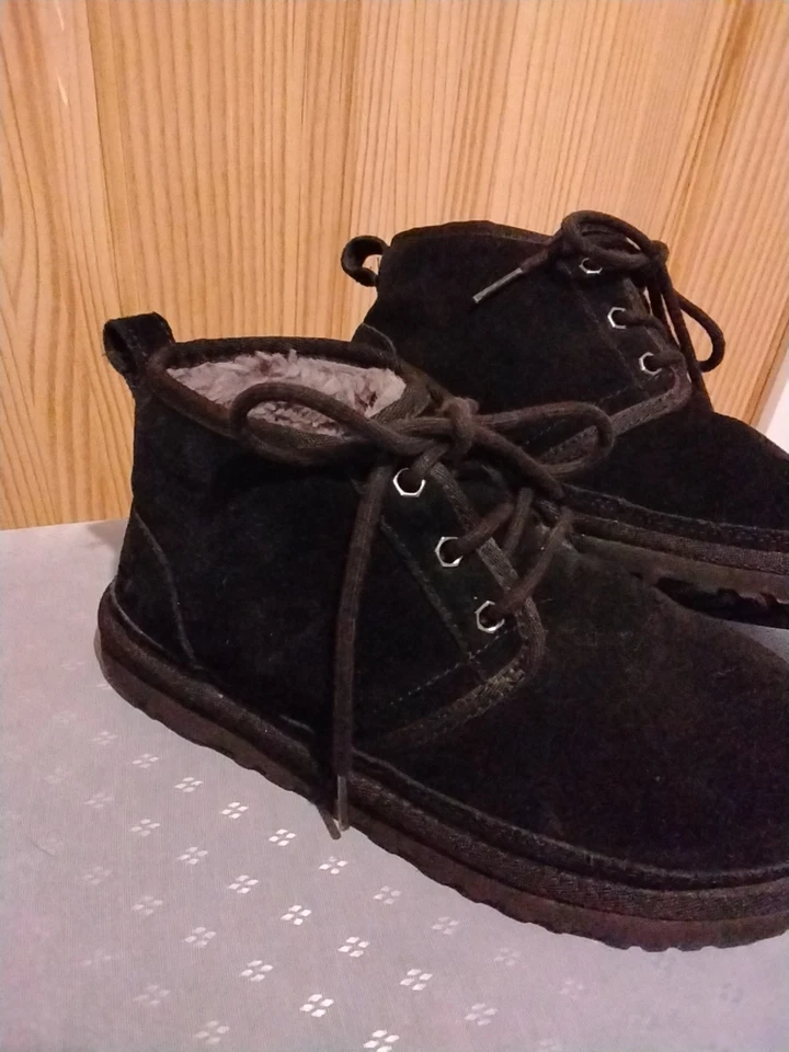[3236] Botas de gamuza negras UGG Neumel Chukka, para hombre talla US 5, para mujer talla 7, EU 38 Foto 2 de 4